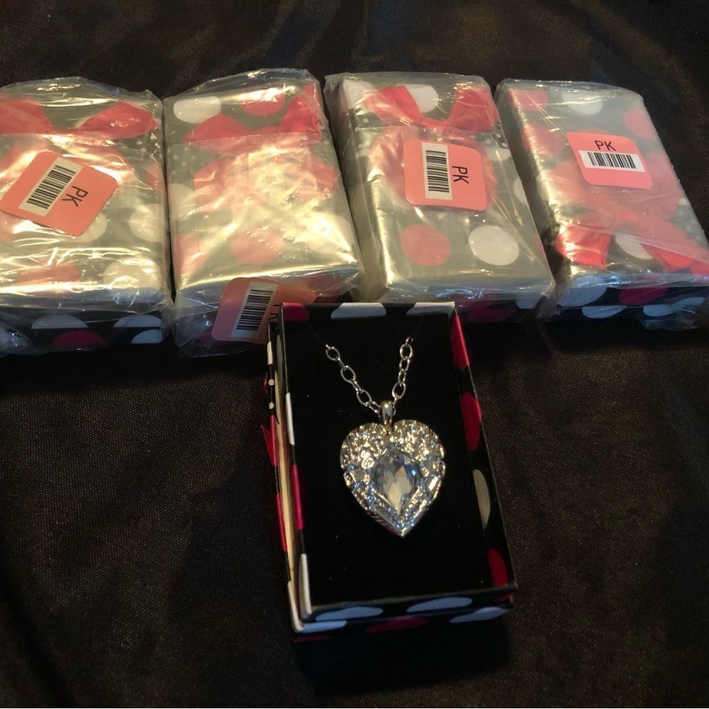 Set of 5 - Shimmering silver plated heart pendant necklace – NEW